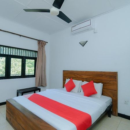 Oyo 479 Water Front Hotel Kandy Bagian luar foto