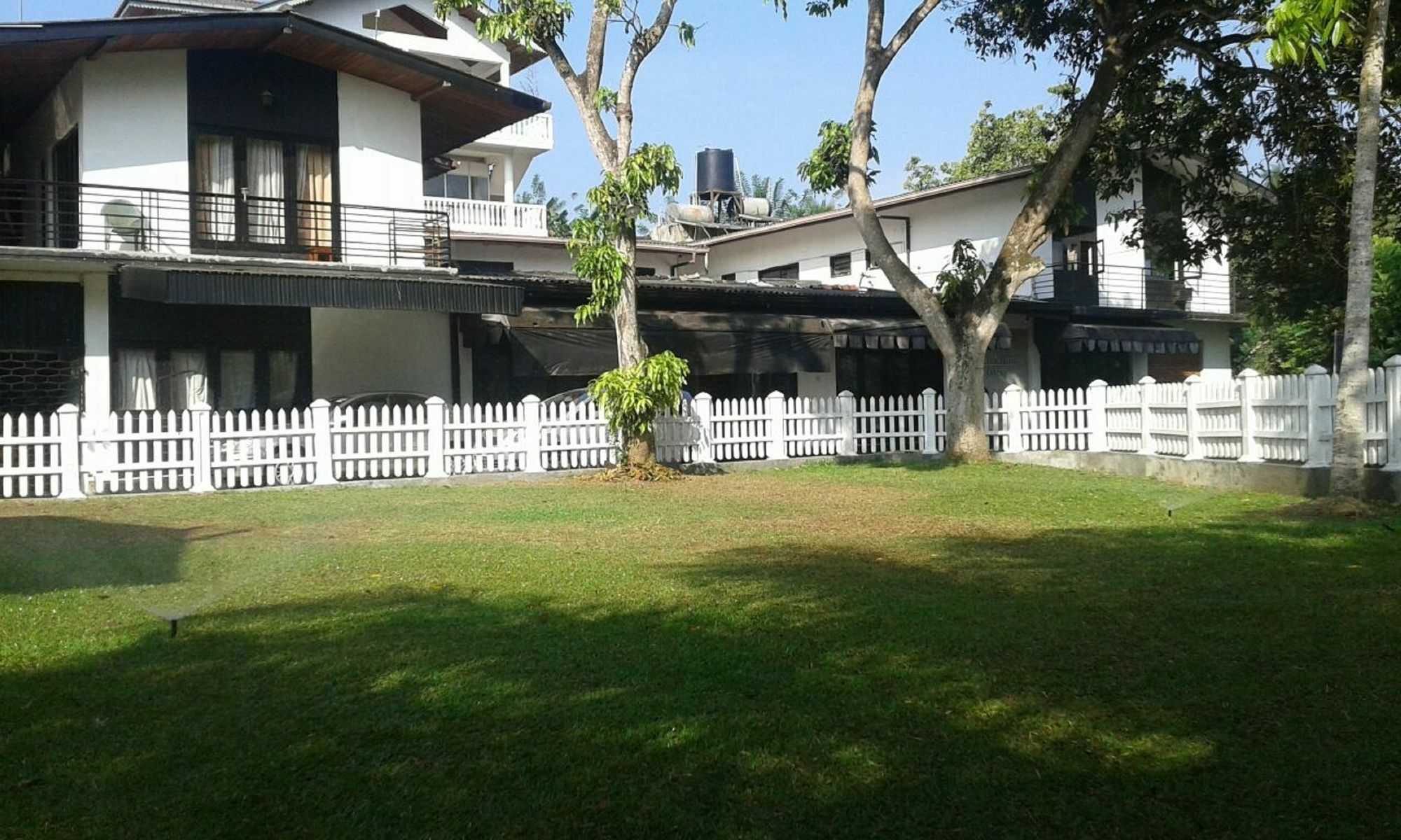Oyo 479 Water Front Hotel Kandy Bagian luar foto