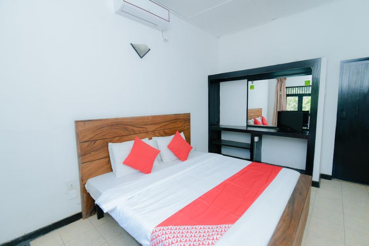 Oyo 479 Water Front Hotel Kandy Bagian luar foto