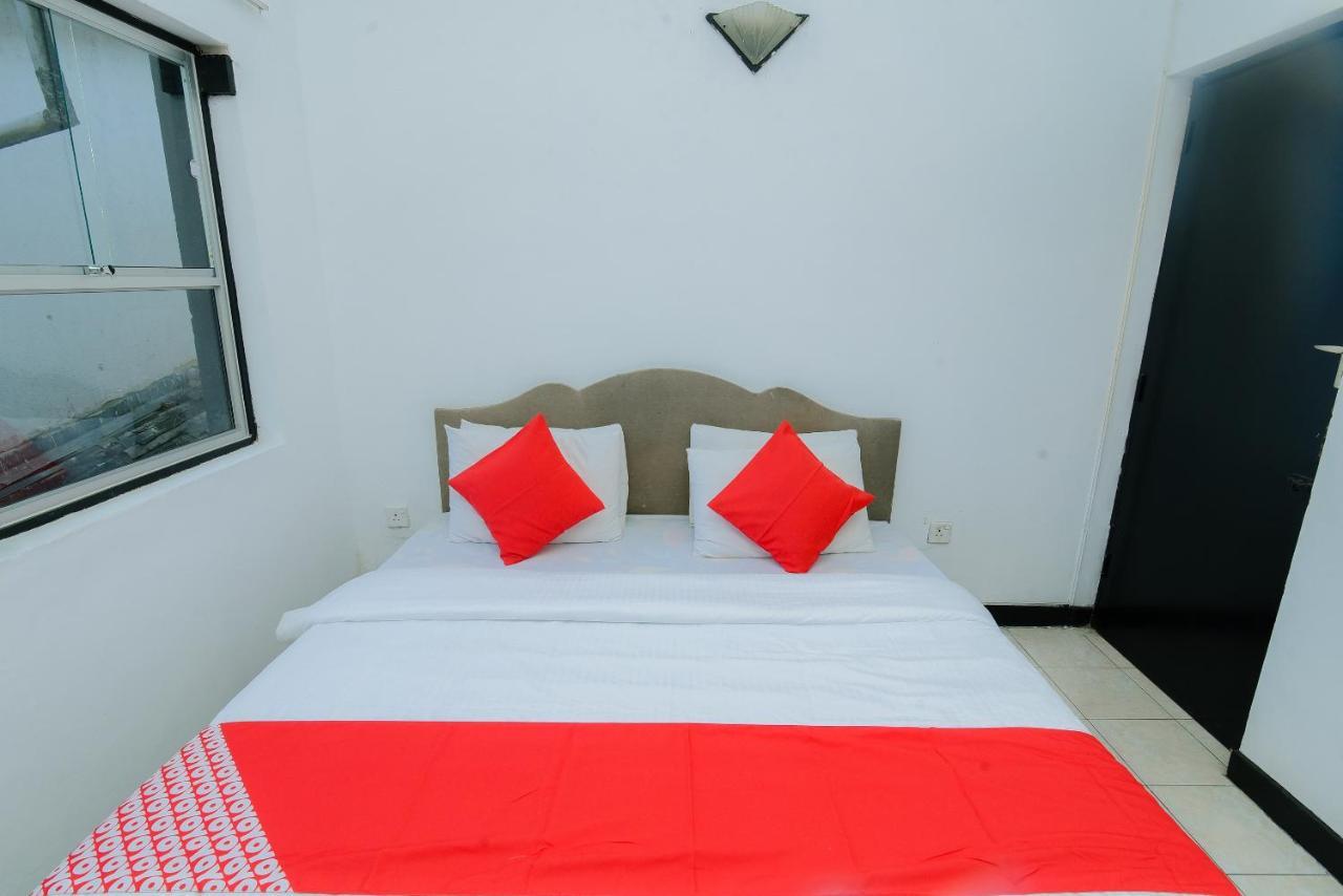 Oyo 479 Water Front Hotel Kandy Bagian luar foto