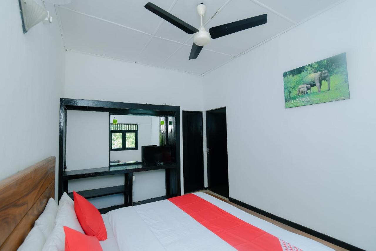 Oyo 479 Water Front Hotel Kandy Bagian luar foto