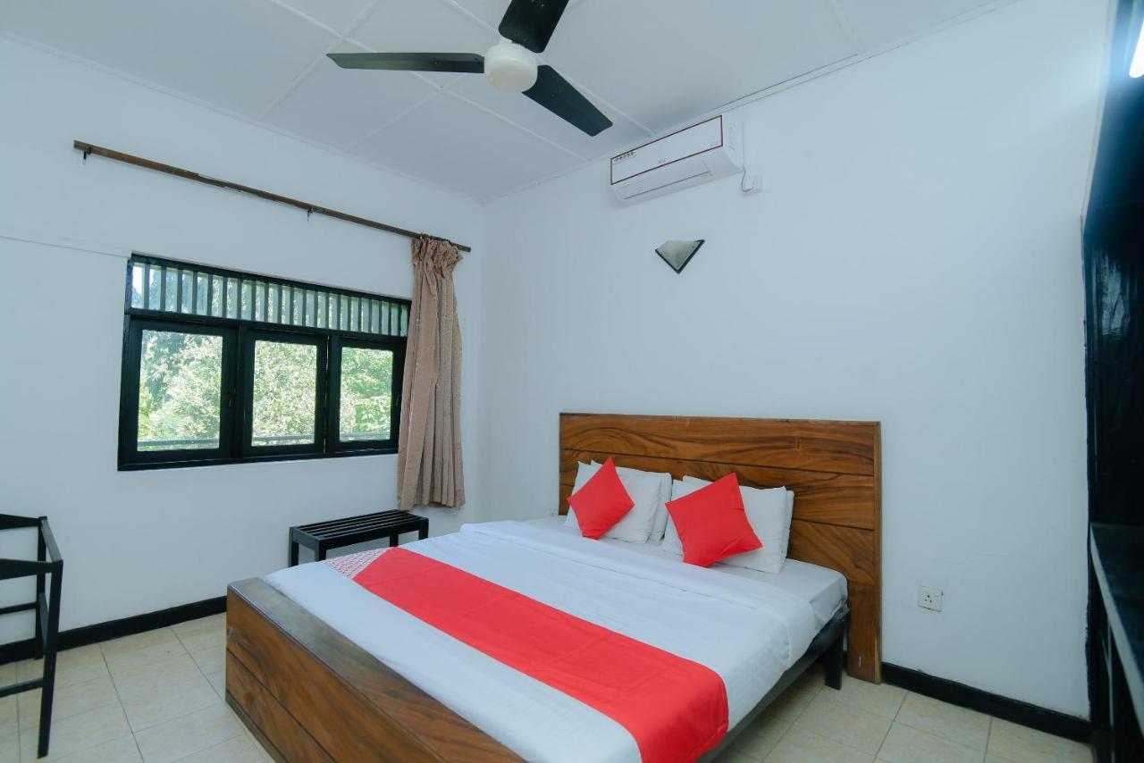 Oyo 479 Water Front Hotel Kandy Bagian luar foto