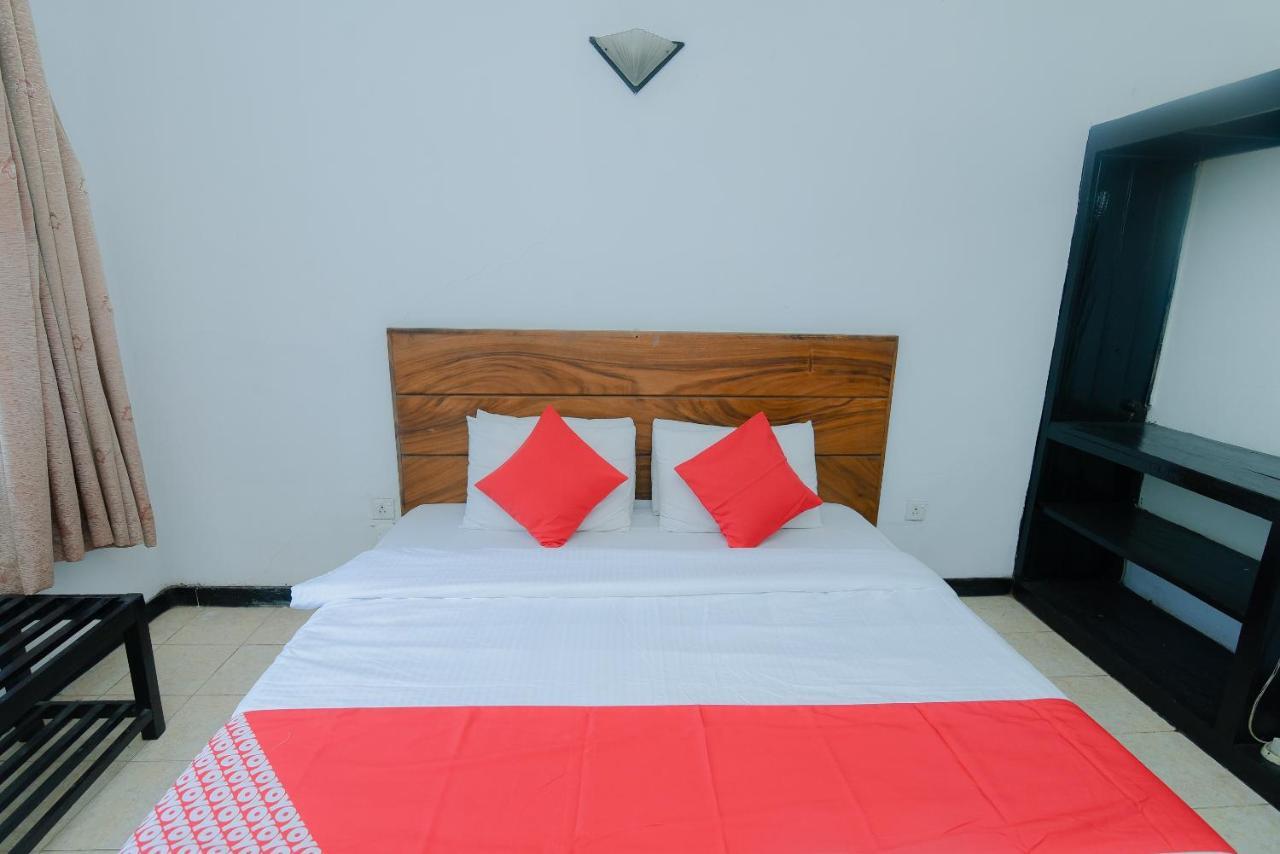 Oyo 479 Water Front Hotel Kandy Bagian luar foto