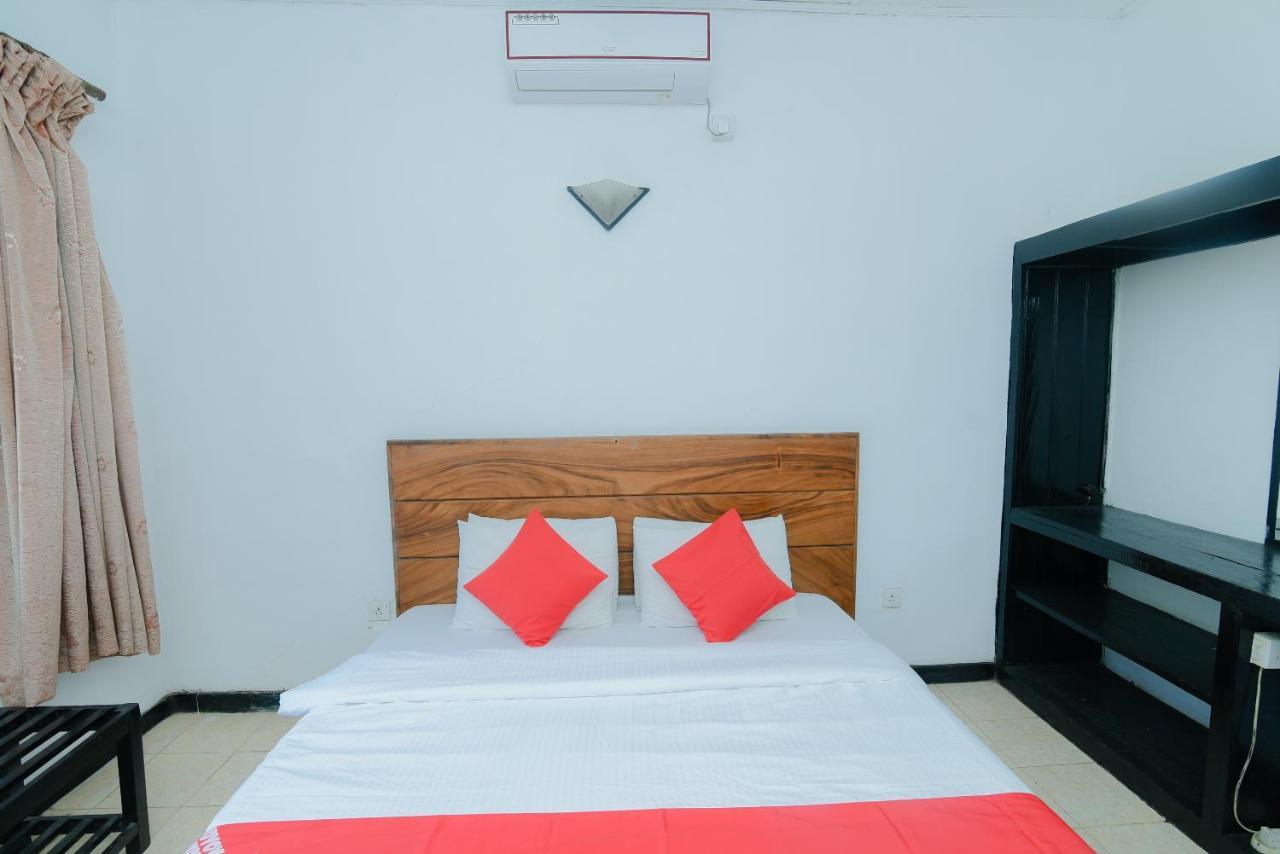 Oyo 479 Water Front Hotel Kandy Bagian luar foto