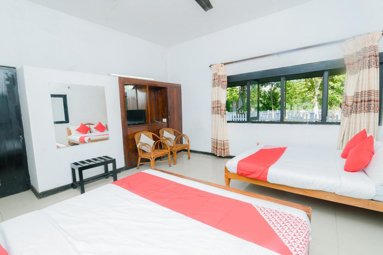 Oyo 479 Water Front Hotel Kandy Bagian luar foto