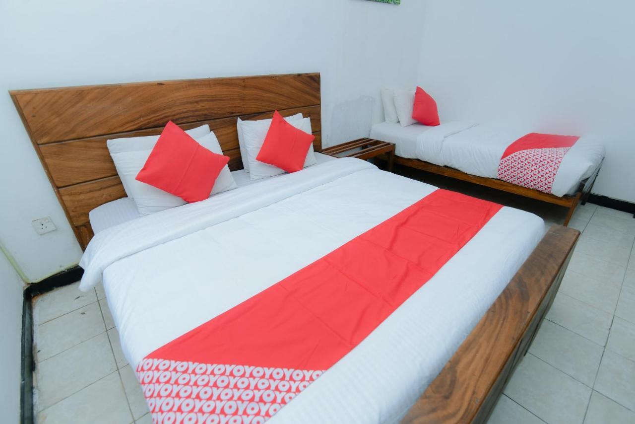Oyo 479 Water Front Hotel Kandy Bagian luar foto