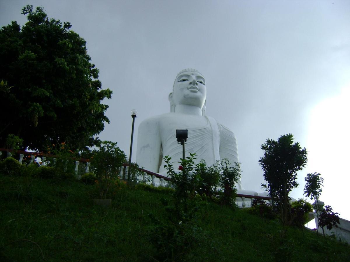 Oyo 479 Water Front Hotel Kandy Bagian luar foto